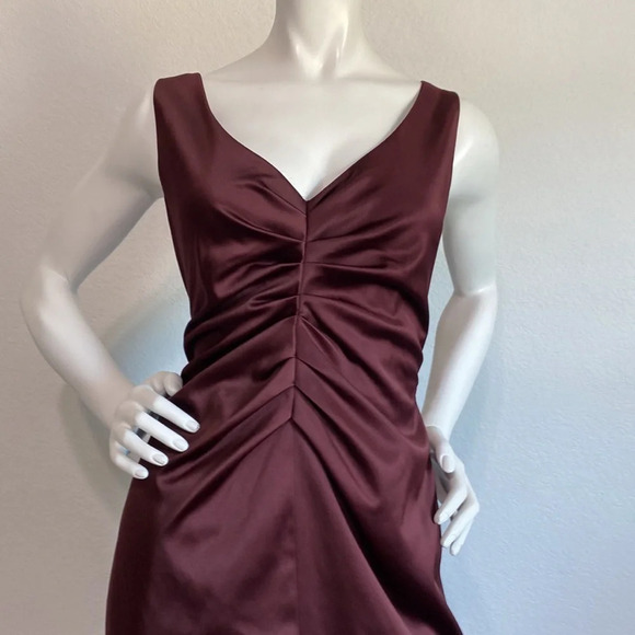 T Tahari Wine Plum Purple V-Neck Sleeveless Ruched Satin Mini Dress Size 10 - Picture 3 of 6